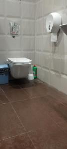 克拉科夫Hostel ALEX&TSA的一间带卫生间和卫生纸分配器的浴室