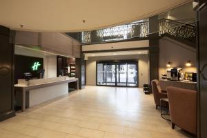 渥太华Holiday Inn & Suites Ottawa Kanata, an IHG Hotel的酒店大堂设有楼梯和厨房