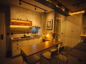 圣保罗STUDIO GZ VN Faria Lima的厨房配有木桌和椅子