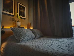 圣保罗STUDIO GZ VN Faria Lima的一间卧室配有一张带枕头和窗户的床