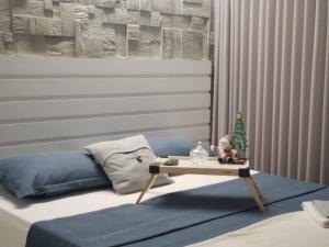 戈亚尼亚Banho de Lua - Vaca Brava的一间卧室配有一张桌子和一张床铺
