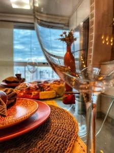 戈亚尼亚Banho de Lua - Vaca Brava的餐桌,餐盘和酒杯