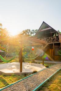 马尔多纳多港Aroldo Amazon Lodge的前面有游乐场的房子