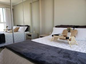 戈亚尼亚Nature - Easy Life - Vaca Brava的一间卧室配有一张大床和镜子