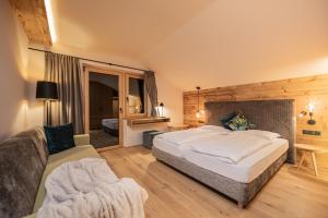 卢塔戈myLoisl Apartments的酒店客房设有一张大床和一张沙发。