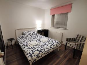 伦敦Solo Stay London Zone 1的一间小卧室,配有一张床和一把椅子