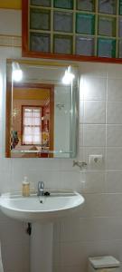 马佐Estrella de Sal的一间带水槽和镜子的浴室