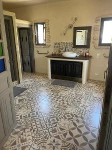 索维拉Villa Des Arganiers的一间带水槽的浴室,铺有瓷砖地板。