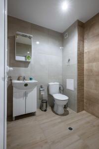 索非亚Modern Living - 1BD on blvd. Tsar Boris II的浴室配有白色卫生间和盥洗盆。