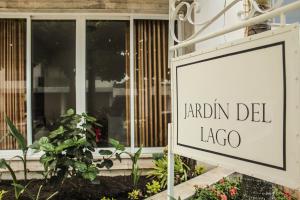 卡利Casa Jardin del Lago的建筑前的花环标志