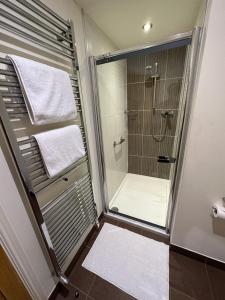 切姆Meadows Barn的浴室设有淋浴和白色毛巾。