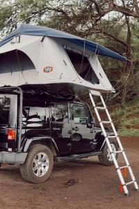 卡胡卢伊Zazu Campers的一辆吉普车,上面有帐篷