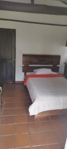 Cabañas Coloniales con Entorno Natural en Barichara客房内的一张或多张床位