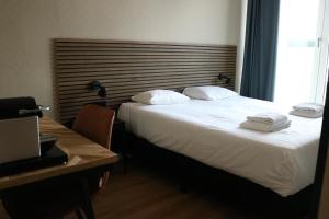 阿姆斯特丹市中心马赛克酒店的酒店客房,配有带两条毛巾的床