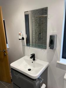 曼彻斯特Warm welcoming Home的白色的浴室设有水槽和镜子
