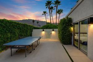 棕榈泉Palm Springs Luxury Home With a POOL, Next to Downtown & Airport的天井设有乒乓球桌和卧室