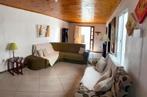 里奥格兰德Casa Beira Mar com Piscina的客厅配有沙发和椅子