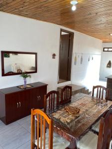 里奥格兰德Casa Beira Mar com Piscina的一间带桌椅和镜子的用餐室