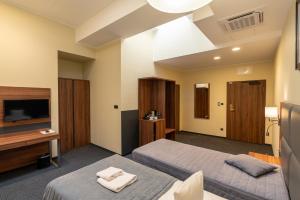 比得哥什沃德尼克酒店的酒店客房设有两张床和一台平面电视。