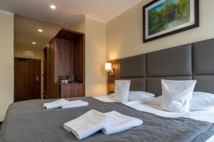 比得哥什沃德尼克酒店的酒店客房带一张大床,带毛巾