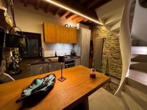 比森齐奥营casatorre medioevale的一间厨房,内设一张木桌