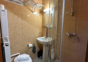 奥贝维利埃维克多雨果酒店的浴室配有卫生间、盥洗盆和淋浴。