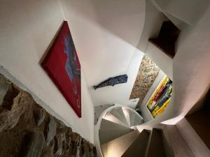 比森齐奥营casatorre medioevale的房屋内螺旋楼梯的景色