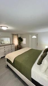 KoolbaaiJm.HouseSxm的一间卧室配有一张大床和一个梳妆台
