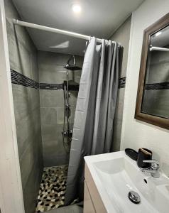 KoolbaaiJm.HouseSxm的带淋浴和盥洗盆的浴室