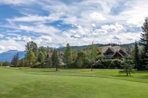 惠斯勒Goldenwood 8337 - Golf Course View, Sun-Deck, Hot Tub, Secure Garage - Whistler Platinum的一座山地高尔夫球场的房子