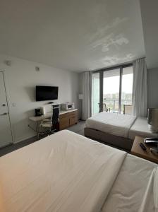 哈兰代尔海滩23rd floor Luxury & Spacious BeachWalk Resort Apartment with Amazing View的酒店客房设有两张床和电视。