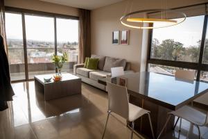 迈普Apartamento Pescara 60的厨房以及带桌子和沙发的客厅。