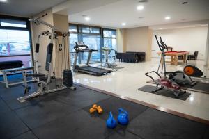 迈普Apartamento Pescara 60的一间健身房,里面装有几台跑步机和设备