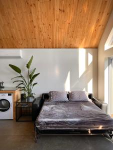萨格奈Magical Loft : Breathtaking View & Cozy Fireplace的一间卧室设有一张床和木制天花板