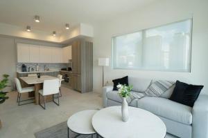 迈阿密Brand New Apartment in Brickell with parking的客厅配有沙发和桌子