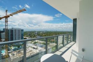 迈阿密Brand New Apartment in Brickell with parking的从正在施工的建筑物的阳台上可欣赏到风景