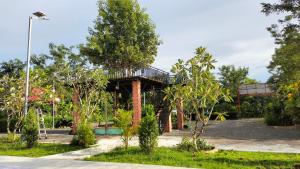 贡布Kampot Nature Villa Resort的公园里的一个亭子,有树