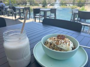 Townsville Eco Resort的桌上放一碗食物和一杯牛奶