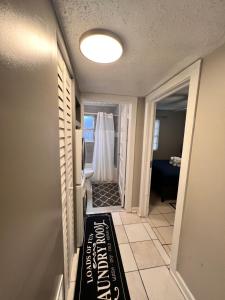 盖恩斯维尔Cozy 2BR Home Near Shands Hospital, UF, and Downtown Gainesville的走廊上设有一扇带浴帘的门