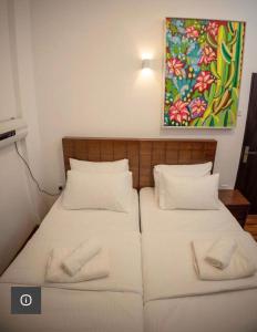 努沃勒埃利耶Avenue Nuwara Eliya的墙上画画的房间里设有两张床