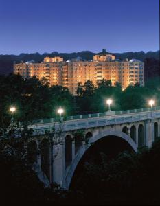 华盛顿欧尼肖雷汉姆酒店的一座城市的桥梁,在夜间有建筑物