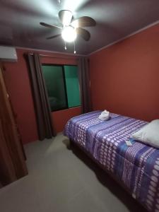 福尔图纳Arenal Palacios的一间卧室配有一张床和吊扇