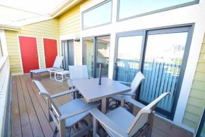 大洋城Seascape-Heron Harbour 206-10的露台设有桌椅
