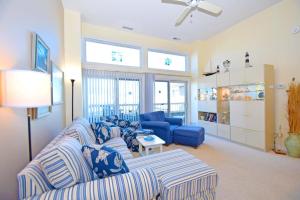 大洋城Seascape-Heron Harbour 206-10的客厅配有两张沙发和一张蓝色的沙发