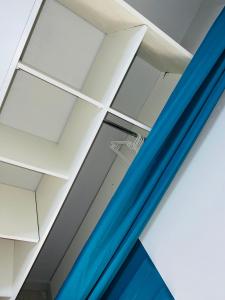法兰西堡Belle vue的白色天花板和蓝色窗帘的房间