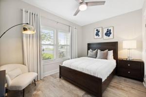 巴拿马城海滩Laguna Beach House with a Game Room的卧室配有床、椅子和窗户。