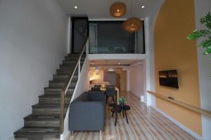 曼谷水门君王集团酒店的一个带蓝色沙发的楼梯和一间客厅