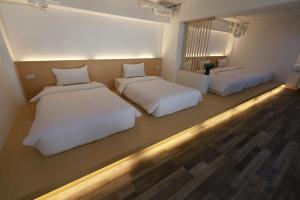 曼谷水门君王集团酒店的酒店客房,设有两张床和镜子