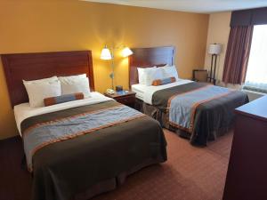 圣罗伯Americas Best Value Inn Saint Robert/Fort Leonard Wood的酒店客房设有两张床和窗户。