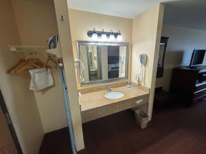 圣罗伯Americas Best Value Inn Saint Robert/Fort Leonard Wood的一间带水槽和镜子的浴室